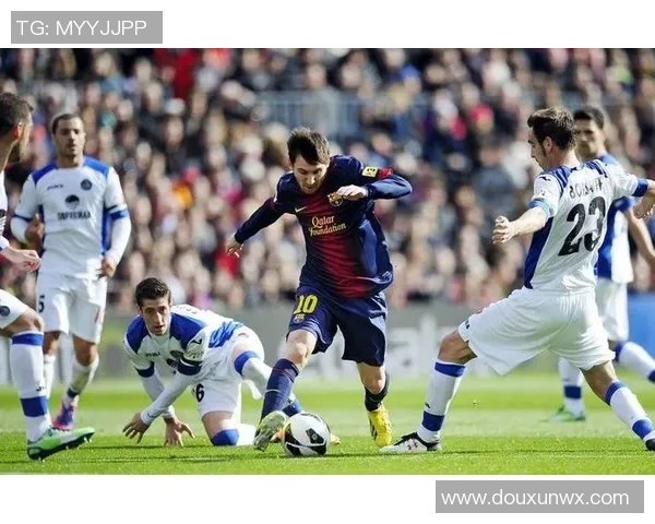 梅西球迷热爱足球的激情与追随者的故事分享